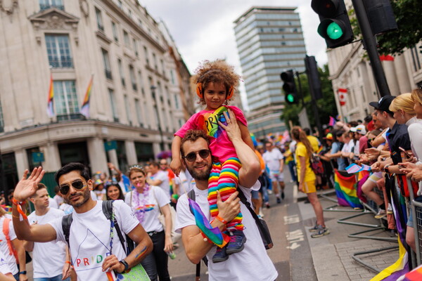 Λονδίνο: Χιλιάδες άτομα στην πολύχρωμη γιορτή του Pride - 50 χρόνια από την πρώτη παρέλαση