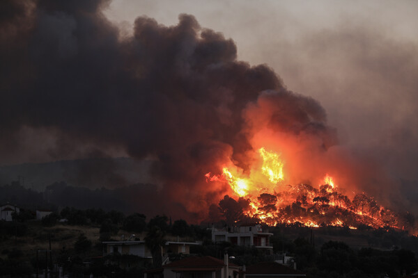 Σε εξέλιξη πυρκαγιά σε υπαίθριο χώρο στο Αιγάλεω - Κοντά στο αμαξοστάσιο του δήμου Αθηναίων