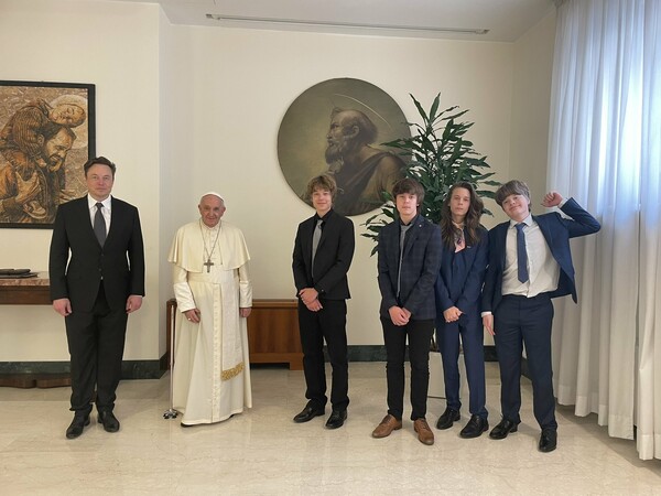 Ο Έλον Μασκ πόσταρε στο Twitter μετά από 9 μέρες «σιγής» - Ανέβασε φωτογραφία με τον πάπα Φραγκίσκο