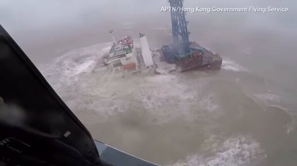 Δραματικές εικόνες από τη βύθιση πλοίου ανοιχτά του Χονγκ Κονγκ - Φόβοι για δεκάδες νεκρούς