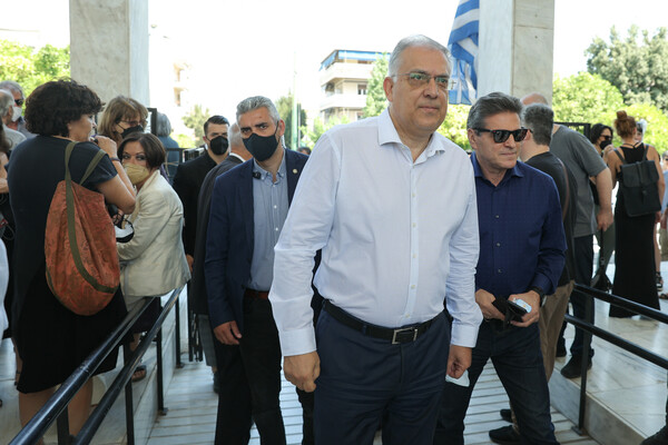 Τελευταίο «αντίο» στον Ηλία Νικολακόπουλο: Συγγενείς, φίλοι, μαθητές και πλήθος πολιτικών στην κηδεία του