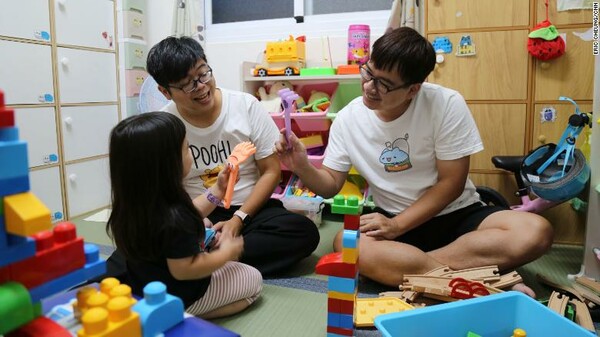 Το πρώτο γκέι ζευγάρι στην Ταϊβάν που υιοθέτησε παιδί