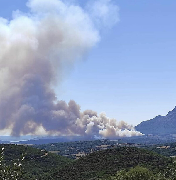 Φωτιά στις Πόρτες Αχαΐας- Μήνυμα 112 και προληπτική εκκένωση στο χωριό Βάλμη