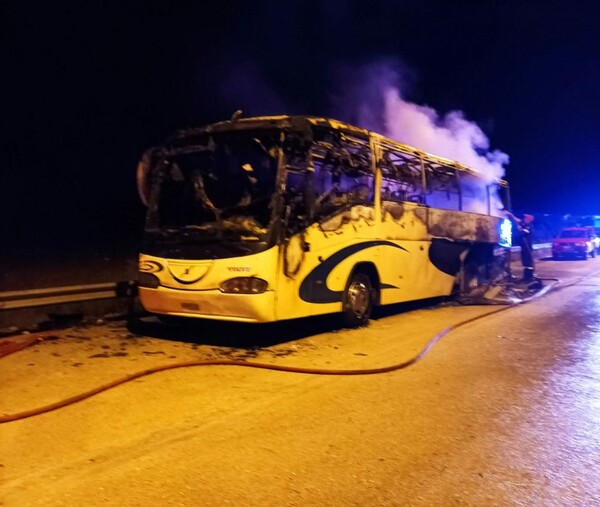 Φωτιά σε λεωφορείο ΚΤΕΛ – Πρόλαβαν και βγήκαν οι επιβάτες πριν γίνει στάχτη