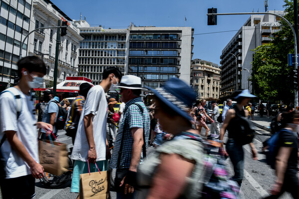 ΕΟΔΥ: Στις ηλικίες 18-24 η μεγαλύτερη αύξηση κρουσμάτων - Στο «κόκκινο» Αττική, Νότιο Αιγαίο και Ιόνιο