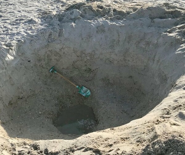 Tεράστιες τρύπες εμφανίζονται σε παραλίες της Φλόριντα και μάλλον φταίει μια πρόκληση στο TikTok