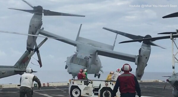 Συγκλονιστικά πλάνα από τη συντριβή στρατιωτικού αεροσκάφους MV-22 Osprey σε αμερικανικό αεροπλανοφόρο