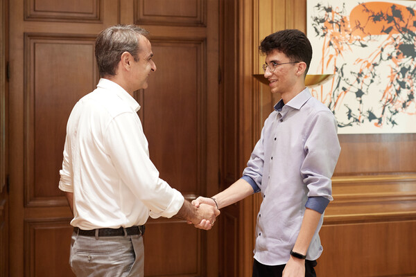 Με τον πρωθυπουργό συναντήθηκε ο αριστούχος μαθητής από το Ιράν – «Έλληνες είναι αυτοί που μετέχουν της ημετέρας παιδείας»