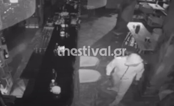 Η στιγμή της ληστείας σε μπαρ της Θεσσαλονίκης- Ξήλωσαν το χρηματοκιβώτιο, λεία 15.000 ευρώ 