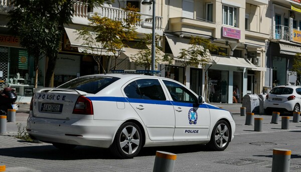 Σέρρες: Γονείς άφησαν τα παιδιά τους στο αυτοκίνητο και πήγαν για σουβλάκια -Τα βρήκαν σχεδόν ημιλιπόθυμα αστυνομικοί 