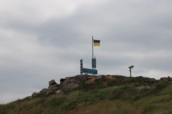 Οι Ουκρανοί ύψωσαν την σημαία τους στο Φιδονήσι μετά την αποχώρηση των Ρώσων