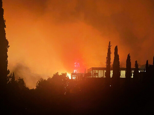 Νύχτα «κόλαση»: Ανεξέλεγκτη η φωτιά στην Ιτέα – Ισχυρά μέτωπα σε Κρανίδι και Άγιο Όρος
