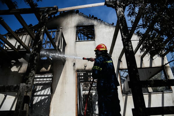 Πόρτο Γερμενό: «Μάχη» με τις φλόγες σε πολλά μέτωπα - «Βελτιωμένη η εικόνα», λέει η Πυροσβεστική