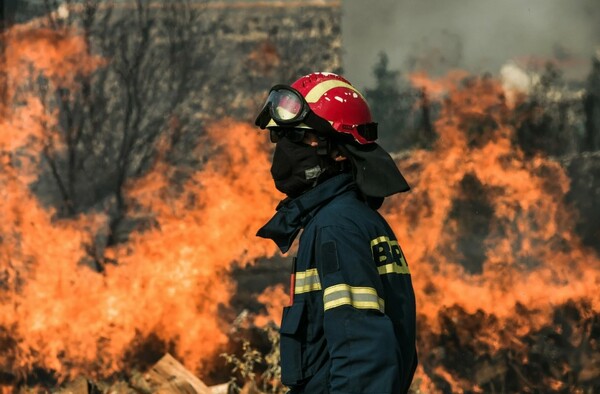 Φωτιά στο Πόρτο Γερμενό, κοντά σε σπίτια