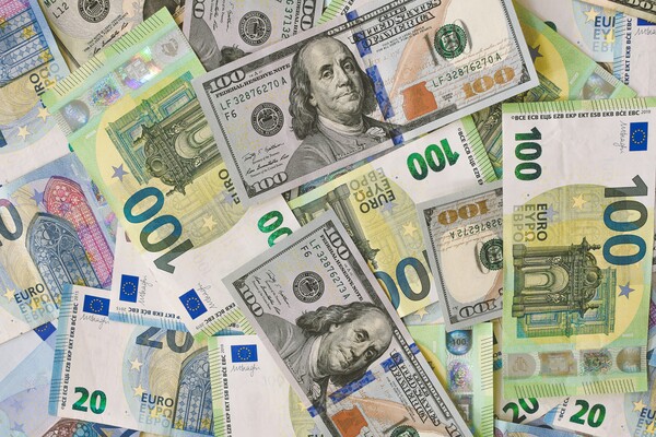 Το ευρώ έπεσε στο χαμηλότερο επίπεδο των τελευταίων 20 ετών έναντι του δολαρίου