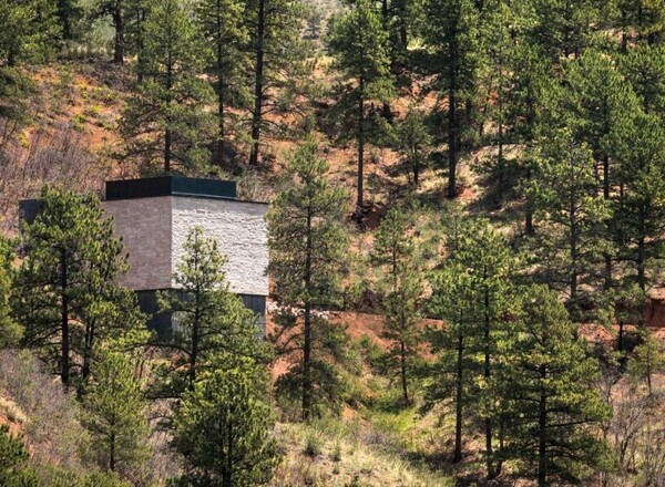 Ο James Turrell δημιούργησε μια ακόμα καθηλωτική εγκατάσταση στην πλαγιά ενός βουνού