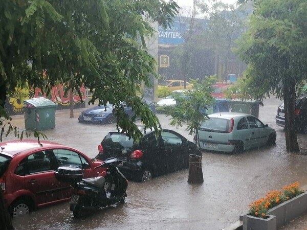 Καταιγίδα στη Θεσσαλονίκη- Πλημμύρισαν δρόμοι και υπόγεια
