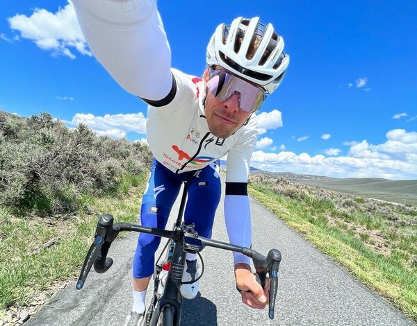 Tour de France: Ποδηλάτης συγκρούστηκε με θεατές- Έπαθε κάταγμα στον αυχένα και αποσύρθηκε