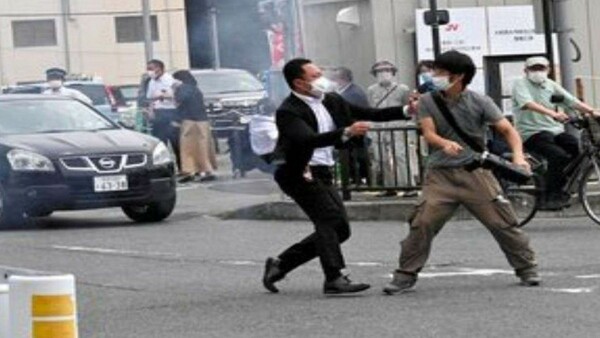 Δολοφονία Άμπε: Έφοδος της αστυνομίας στο σπίτι του υπόπτου 