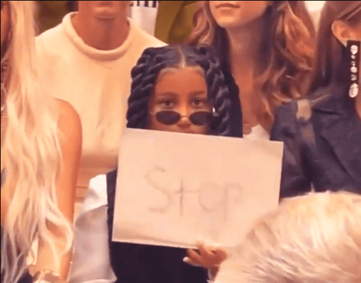 «Stop»: H κόρη της Κιμ Καρντάσιαν δείχνει αυτό το μήνυμα στους φωτογράφους, σε επίδειξη μόδας