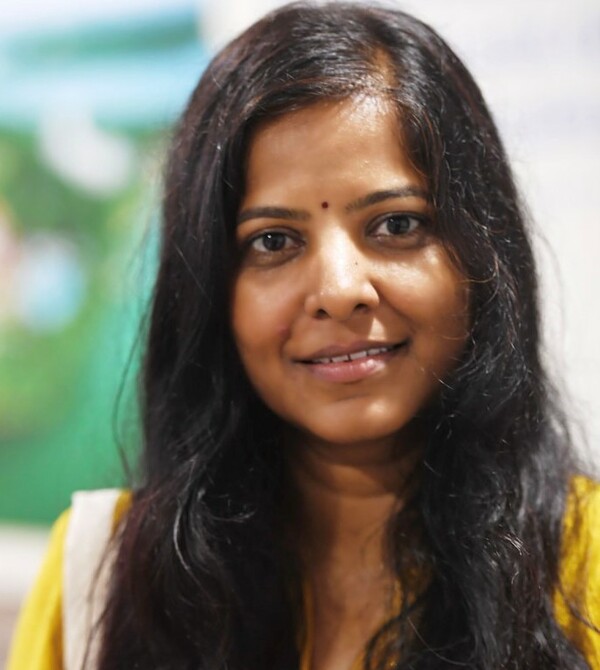 Σκηνοθέτης δέχεται απειλές για τη ζωή της λόγω αφίσας με ινδουιστική θεά που καπνίζει και κρατά ΛΟΑΤΚΙ σημαία