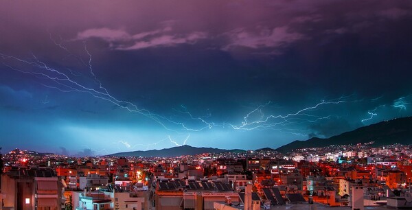 Kακοκαιρία: Κατέρρευσε γέφυρα στη Σκύρο, προβλήματα σε Θάσο και Ρέθυμνο - Ισχυρό μπουρίνι και στην Αττική 