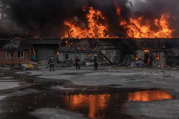 Τεσσεράμισι μήνες πολέμου στην Ουκρανία: Μαίνονται "αδιάκοπα" οι βομβαρδισμοί- Καταστροφή των σοδιών
