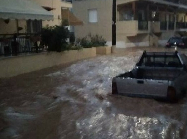 Κακοκαιρία: Πλημμύρισαν δρόμοι, σπίτια και ξενοδοχεία στη Θάσο- Παρασύρθηκαν αυτοκίνητα από τα ορμητικά νερά