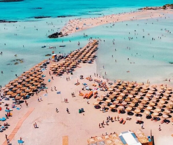 Αντιδράσεις για τις δεκάδες ξαπλώστρες σε παραλία στο Ελαφονήσι – Τι απάντα ο δήμος Κισσάμου