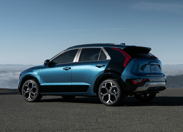 Στο τιμόνι του τρισυπόστατου Kia Niro νέας γενιάς
