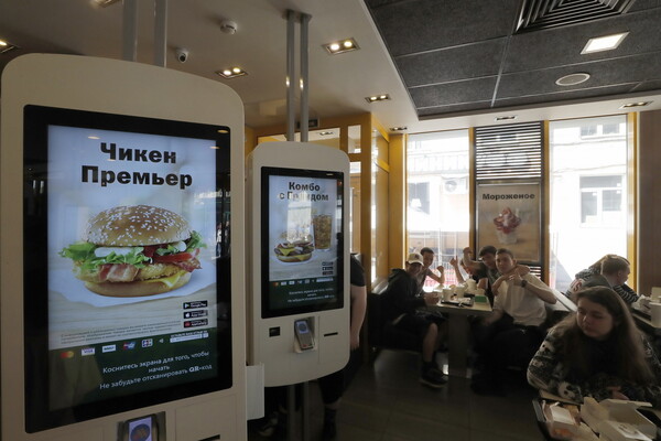 Τα McDonald’s άνοιξαν ξανά στη Ρωσία -με νέο όνομα- αλλά χωρίς τηγανητές πατάτες