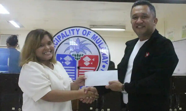 Φιλιππίνες: Δήμαρχος διατάζει τους υπαλλήλους να χαμογελούν, άλλος απαγορεύει το κατσούφιασμα