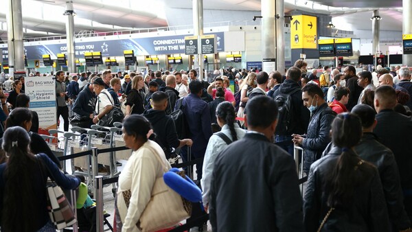 Το αεροδρόμιο Χίθροου θέτει ανώτατο όριο στον αριθμό των επιβατών για να αντιμετωπιστεί το χάος