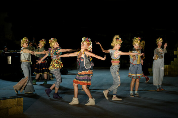 «Μήδεια» του Μποστ (Μένη Μποσταντζόγλου) στο Αρχαίο Θέατρο της Επιδαύρου από το Εθνικό Θέατρο, σε σκηνοθεσία Γιάννη Καλαβριανού