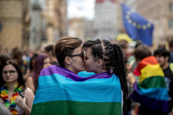 Η Ουκρανία θα εξετάσει νομιμοποίηση του γάμου ομόφυλων ζευγαριών εν μέσω πολέμου