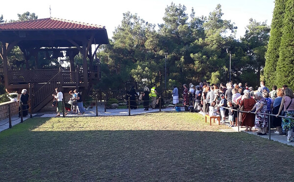 Άγιος Παΐσιος: Πλήθος κόσμου για προσκύνημα στον τάφο του