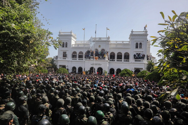 Κορυφώνεται η ένταση στη Σρι Λάνκα: Διαδηλωτές επιτέθηκαν στα γραφεία του νέου προέδρου