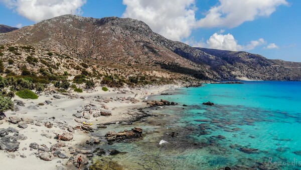 Κρυστάλλινα νερά, χρυσή άμμος, φίνο χαλίκι