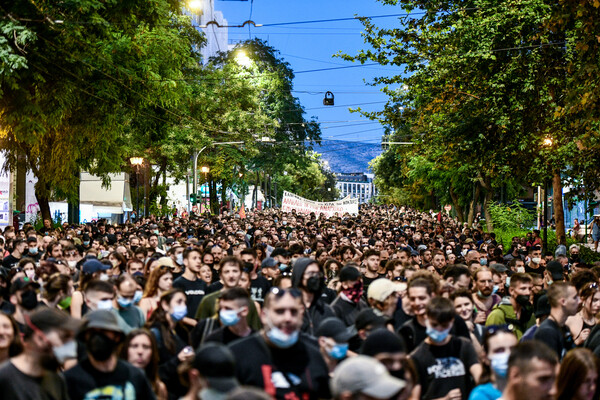 Σύνταγμα: Χιλιάδες κόσμου στην πορεία διαμαρτυρίας για την αποφυλάκιση Λιγνάδη και τον απεργό πείνας Γ. Μιχαηλίδη