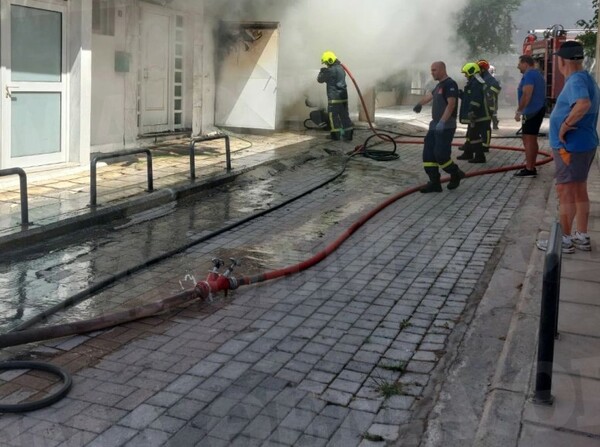 Θεσσαλονίκη: Στις φλόγες αυτοκίνητο μετά από έκρηξη- Σε είσοδο πολυκατοικίας 