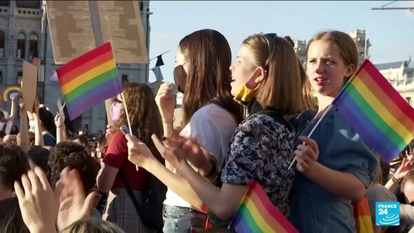 Η ΕΕ στέλνει στα δικαστήρια την Ουγγαρία για τον νόμο κατά των ΛΟΑΤΚΙ