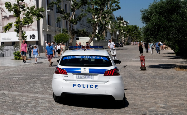 Συνελήφθη λογίστρια που είχε καταδικαστεί για υπεξαίρεση 880.000 ευρώ -Άλλαζε τα μαλλιά της, την αναζητούσαν 10 χρόνια