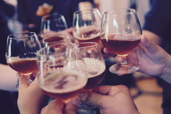 Το αλκοόλ δεν κάνει ποτέ καλό στα άτομα κάτω των 40 ετών, σύμφωνα με διεθνή έρευνα