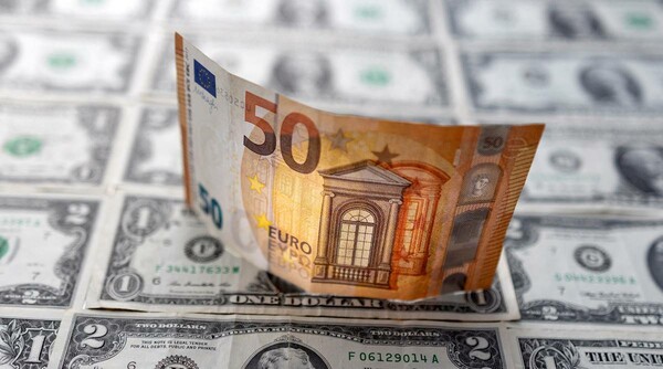 Explainer: Γιατί υποχωρεί το ευρώ έναντι του δολαρίου και τι σημαίνει αυτό