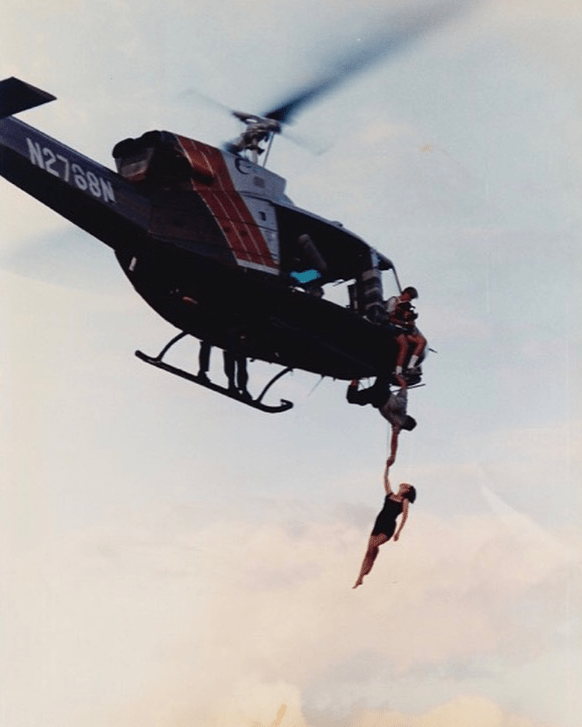 Η Τζέιμι Λι Κέρτις, κρεμασμένη από ελικόπτερο- Αποκάλυψε φωτογραφία από τα γυρίσματα του «True Lies»