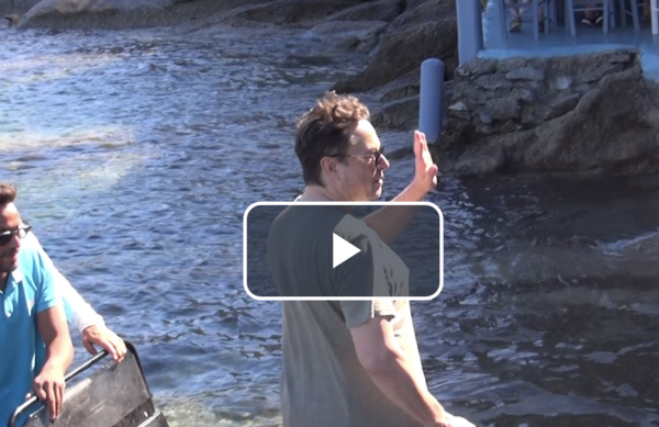 Έλον Μασκ: Bίντεο από τις διακοπές του στη Μύκονο -Χαλαρός, σε σκάφος, με τη σύντροφό του