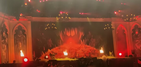 Iron Maiden: Ο Μπρους Ντίκινσον ξέσπασε κατά θαυμαστή που άναψε καπνογόνο στο ΟΑΚΑ κι έφυγε απ' τη σκηνή