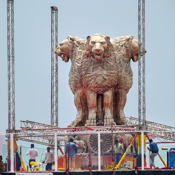 «Πολιτική καταιγίδα» στην Ινδία για το πελώριο άγαλμα με τα λιοντάρια που κοσμεί το κοινοβούλιο