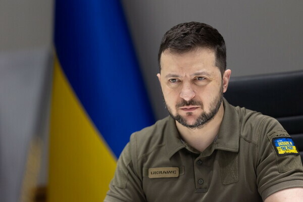 Ο Βολοντίμιρ Ζελένσκι με την ουκρανική σημαία πίσω του
