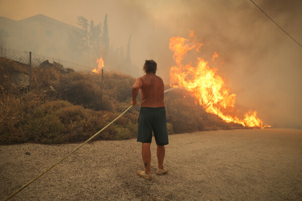 Φωτιά στην Αττική: Στις φλόγες σπίτια στο Ντράφι - Εκκένωση και της Ανθούσας